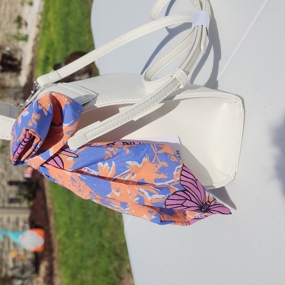 BETSEY JOHNSON WHITE CROSSBODY w/SCARF - Picture 5 of 8